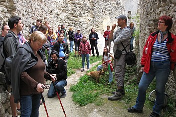 Na hradě je průvodce (ale vykládá příliš odborně) (VČ)