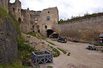 V popředí je studna, vzadu vlevo Kostkovský palác a vpravo věž u staré brány (IČ)