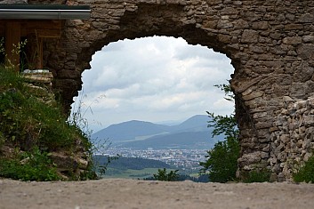 Pohled přes Pereniho bránu na Žilinu (IČ)