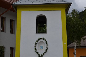 Zděná zvonice z roku 1606 s historickým zvonem (IČ)