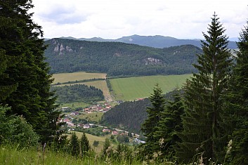 Na lesní cestě se občas naskytly pěkné výhledy - třeba na Súľovské skály (IČ)