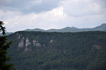 Súľovské skály vzadu vystrkují Bradu (IČ)