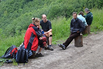Ti, co se nevešli na lavice mohou posedět alespoň na špalcích (IČ)