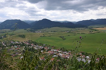 Obec pod námi je Konská, kopečky v dáli Strážovské vrchy (IČ)