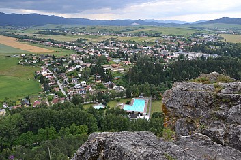 Rajecké Teplice jako na dlani. Vpředu je vidět termální koupaliště Laura. (IČ)