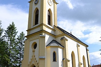 Kostel Nanebevzetí Panny Marie je docela maličký (IČ)