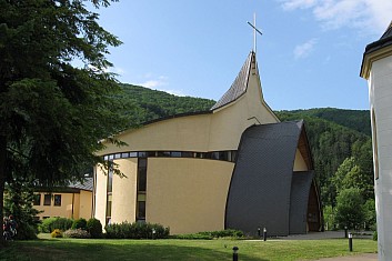 Hned vedle stojí nový moderní kostel Božského srdce Ježíšova (VČ)