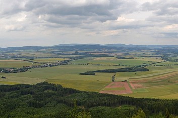 Výhled na SV do Broumovské kotliny (IČ)