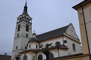 Prohlídku pamětihodností Lipníku n. B. zahajujeme u kostela sv. Františka Serafinského