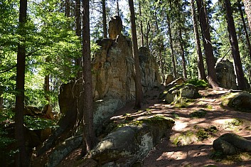 Pst, pod zemí spí drak (trčí mu jenom hřbet) (IČ)