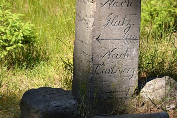 Cesta vede: -&amp;gt; vpravo do Klodzka (Glatz) &amp;lt;- vlevo do Karlowa (Carlsberg)   Î   vpřed do Vambeřic (Albendorf) (IČ)