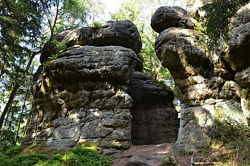 Přicházíme do skalního městečka (IČ)