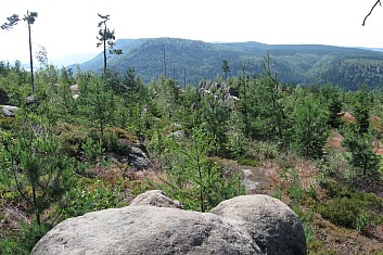 Hřbety skal ukazují na Velkou kupu s Kamennou bránou a na Korunu (VČ)