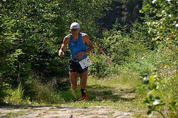 Číslo 5 žije ... a nakonec zvítězí v čase 4:50:59. Je to borec! (IČ)