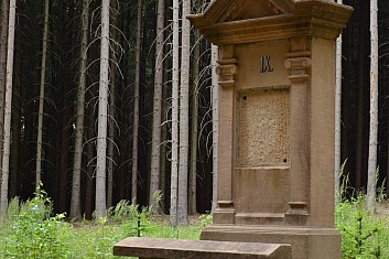 Renovovaná křížová cesta v Ticháčkově lese (IČ)