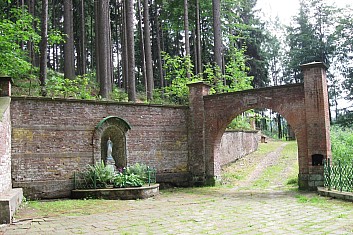 Studánka se zázračnou vodou a začátek křížové cesty (VČ)