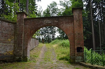 Na křížovou cestu se vychází skrze Soudní bránu (IČ)