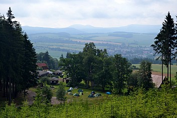 Pod námi tábořiště na Ostaši, uprostřed Police nad Metují a vzadu ... však víte co (IČ)
