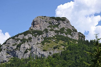 Na Malý Rozsutec stoupá procesí turistů - víte kudy? (IČ)