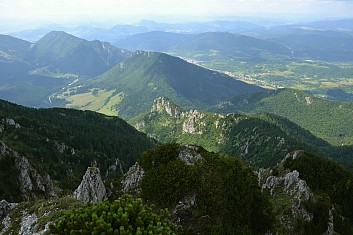 Výhled na vrchy Sokolie a Boboty, obec za nimi je Terchová (IČ)