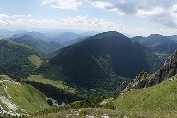 Popředí dominuje Stoh. Tam se vydáme příště. (RK)