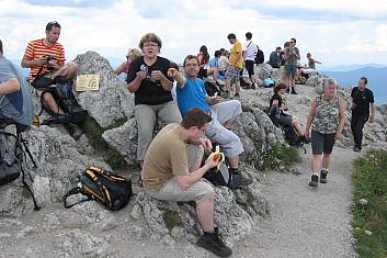 Tady je lidí, jako kdyby něco rozdávali (VČ)