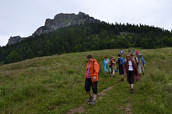 Přečkali jsme dešťovou přeháňku a jsme dole na louce (IČ)