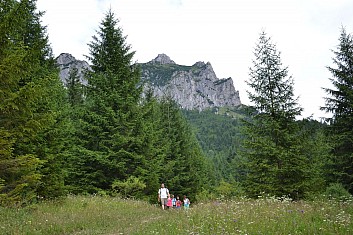 Cestou do Štefanové se občas otevře pohled na skály (IČ)