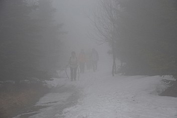Kdo se to noří z mlhy? Kdo jiný, než naše turistky! (IČ)