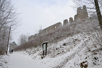 Známý pohled na zbytky kdysi mocného hradu