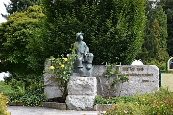 Pomník slavného rakouského spisovatele Petera Roseggera. Už jste o něm slyšeli? (IČ)