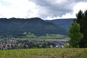 Nad Krieglachem se tyčí hora Gölkschneid  a řada větrných elektráren (IČ)