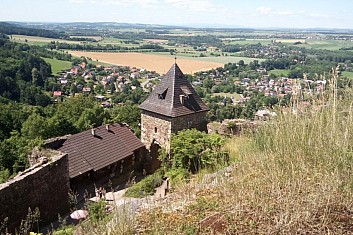 Jediná zrekonstruovaná vstupní brána na hrad Potštejn