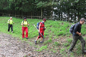 Cesta měkne a my také, radši to bereme po kraji (VČ)