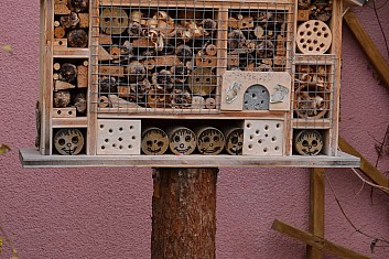 Domeček pro hmyz - samotářské včely a vosy (IČ)