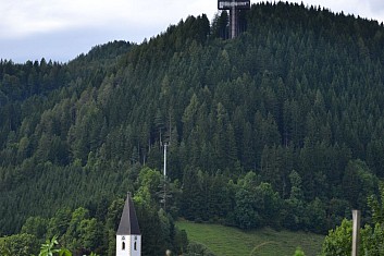 Hurá, už vidíme náš cíl - městečko Veitsch s maxi-křížem (IČ)