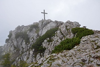 Horu Hochlantsch zdobí vrcholový kříž (IČ)