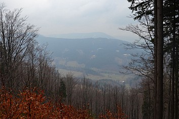 Jeden z mála výhledů. Vidíme údolí Morávky a Travný (IČ)