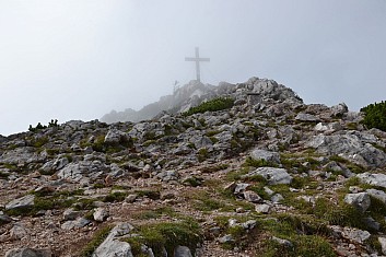 Hochlantsch se opět cudně halí pláštěm mlhy (IČ)