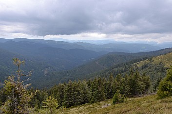 Nad horami se stahují temná mračna (IČ)