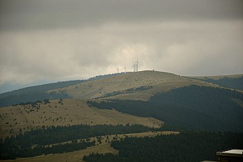 Hřeben Fischbacherských Alp je osázený větrnými elektrárnami (IČ)