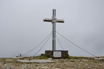 Vrcholový kříž osiřel a my se vydali na další cestu (IČ)