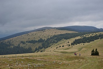 Ten malinký bobeček na protějším kopci je rozhledna. Tam jdeme. (IČ)