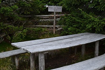 Nápis na ceduli hlásá: Tady není WC (IČ)