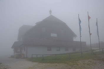 Chata Roseggerschutzhaus tone v mlze. Většina z nás tu ukončí dnešní túru. (IČ)