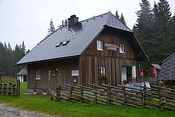 Chata Hauereck. Konečně trochu ustal déšť. (IČ)