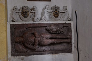 Náhrobek na stěně kostela (IČ)