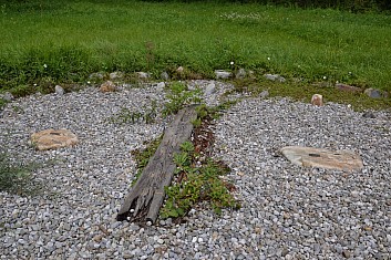 Toto jsou interaktivní analematické sluneční hodiny. Prostě si musíte stoupnout na prkno a vrhat stín. (IČ)