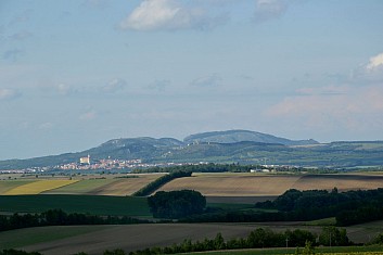 Už jsme skoro doma. Poznáváte ...? Jasně je to Pálava (IČ)