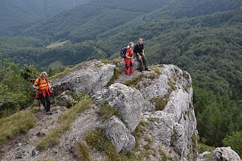 Zasloužený odpočinek na krásné vyhlídce (IČ)